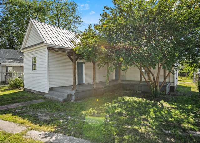 Property at 1601 S Willow St, Chattanooga, TN 37404, 4 beds, 1 bath