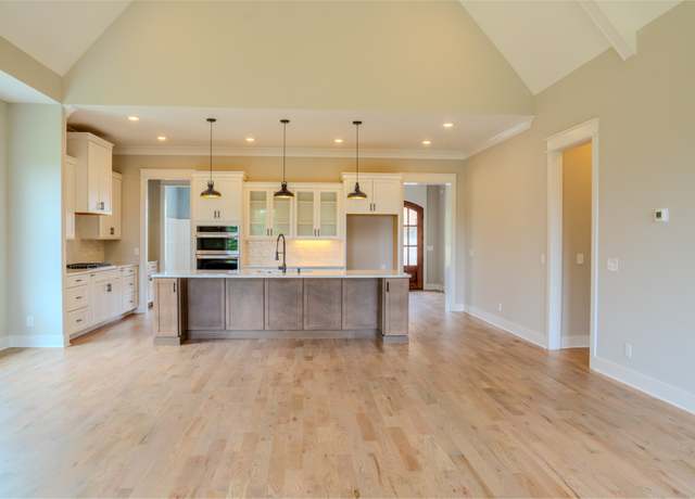 Property at 904 Empire Blvd, Murfreesboro, TN 37132, 5 beds, 5.5 baths