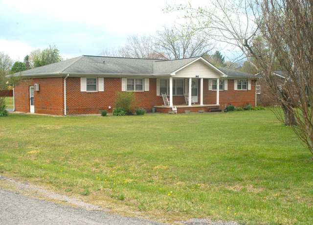 Property at 212 Crest Dr, Tullahoma, TN 37388, 3 beds, 2.5 baths