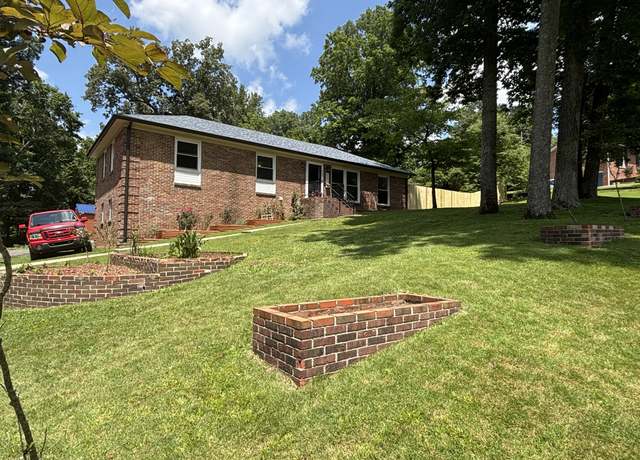 Property at 407 Sugar Tree Dr, Clarksville, TN 37043, 6 beds, 3 baths