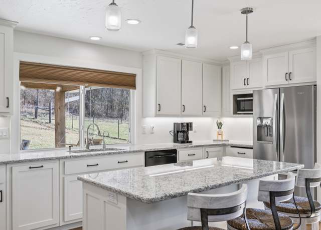 Property at 744 Dobbins Pike, Gallatin, TN 37066, 3 beds, 3 baths