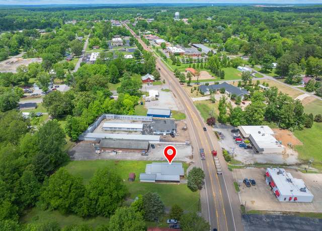 Property at 724 Tennessee Ave S, Parsons, TN 38363, 3 beds, 2 baths
