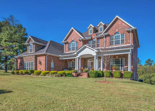 Property at 511 Country Club Dr, Dickson, TN 37055, 4 beds, 4.5 baths