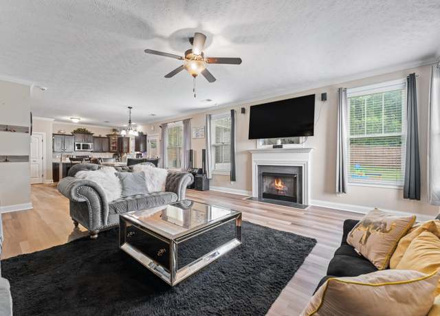 Property at 831 Cherry Blossom Ln, Clarksville, TN 37040, 4 beds, 2.5 baths