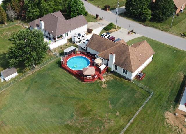 Property at 627 Stonewall Ln, Clarksville, TN 37040, 3 beds, 2 baths