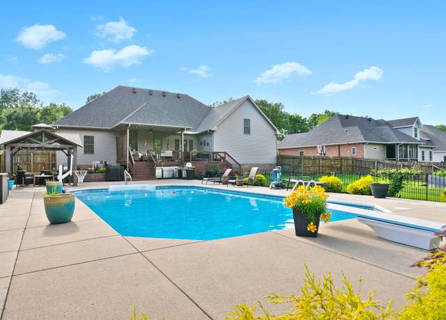 Property at 975 S Ridge Trl, Clarksville, TN 37043, 5 beds, 3 baths