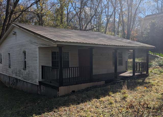 Property at 421 Oak St, Clarksville, TN 37042, 3 beds, 1 bath