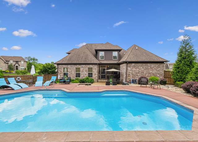 Property at 915 Harrisburg Ln, Mount Juliet, TN 37122, 4 beds, 4.5 baths