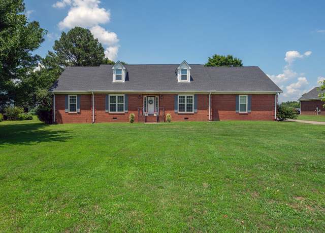Property at 215 W Longview Dr, Portland, TN 37148, 3 beds, 2 baths