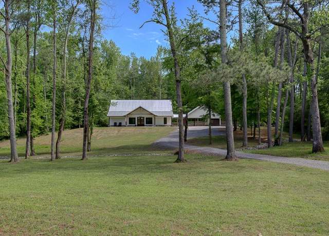 Property at 136 Anderson Dr, Guntersville, AL 35976, 4 beds, 4.5 baths