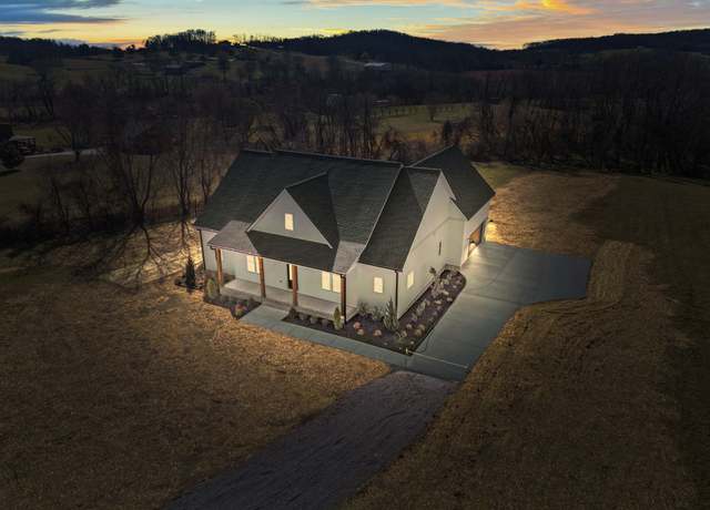 Property at 1900 Highway 25 W, Hartsville, TN 37074, 4 beds, 2.5 baths