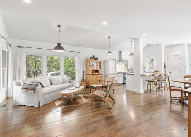 Property at 1794 Lakehurst Dr, Nashville, TN 37206, 4 beds, 3 baths