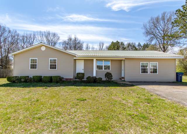 Property at 134 Vine St, Savannah, TN 38372, 4 beds, 3 baths