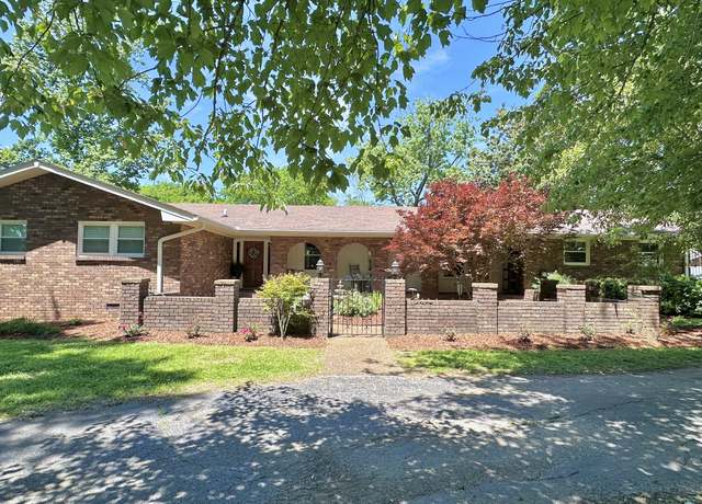 Property at 204 Bluegrass Dr, Hendersonville, TN 37075, 4 beds, 2.5 baths