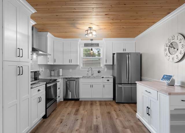 Property at 213 Riverwood Dr, Hendersonville, TN 37075, 4 beds, 3.5 baths