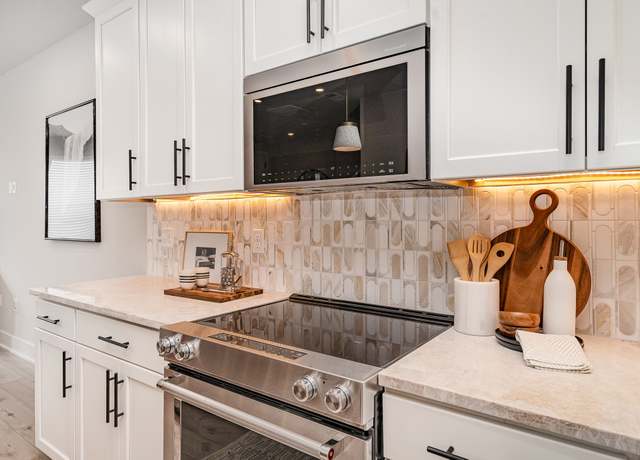 Property at 826 42nd Ave N, Nashville, TN 37209, 3 beds, 2.5 baths