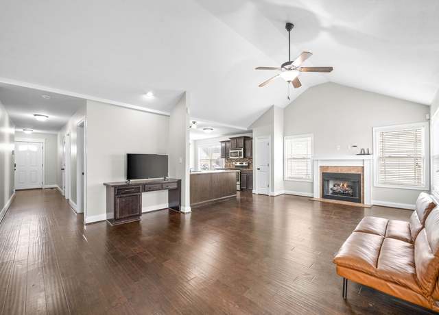Property at 1027 Sunrise Dr, Clarksville, TN 37042, 3 beds, 2 baths
