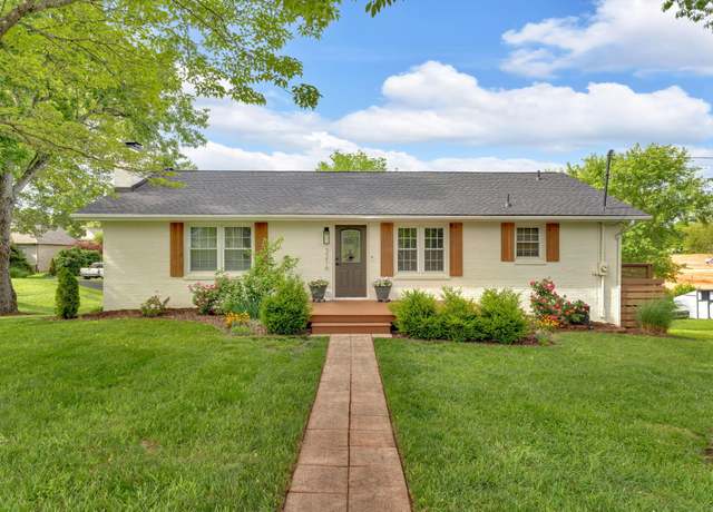 Property at 3216 Buckingham Dr, Johnson City, TN 37604, 3 beds, 2 baths