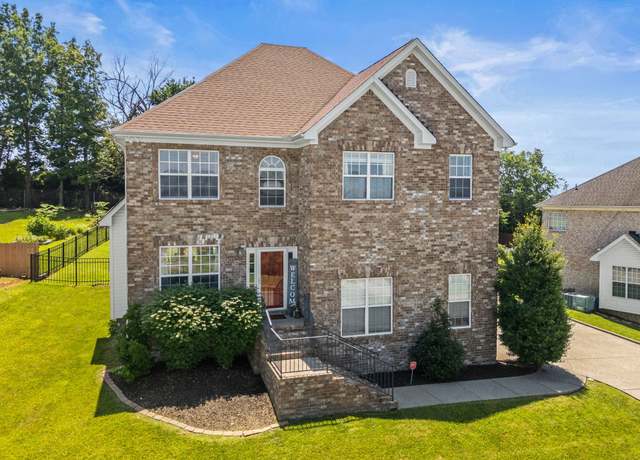 Property at 144 Chipwood Dr, Hendersonville, TN 37075, 3 beds, 2.5 baths