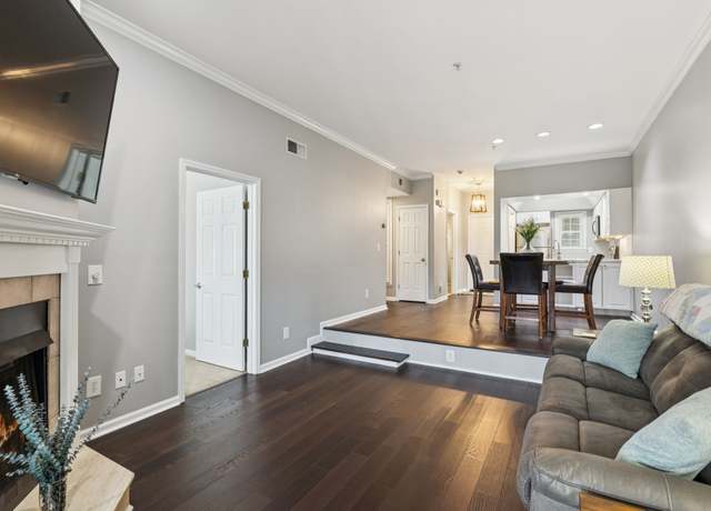 Property at 136 W End Pl, Nashville, TN 37205, 2 beds, 2 baths