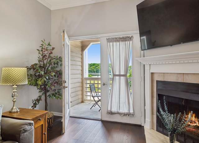 Property at 136 W End Pl, Nashville, TN 37205, 2 beds, 2 baths