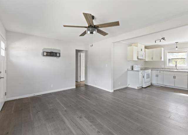 Property at 206 Murphree Ave, Waverly, TN 37185, 3 beds, 2 baths