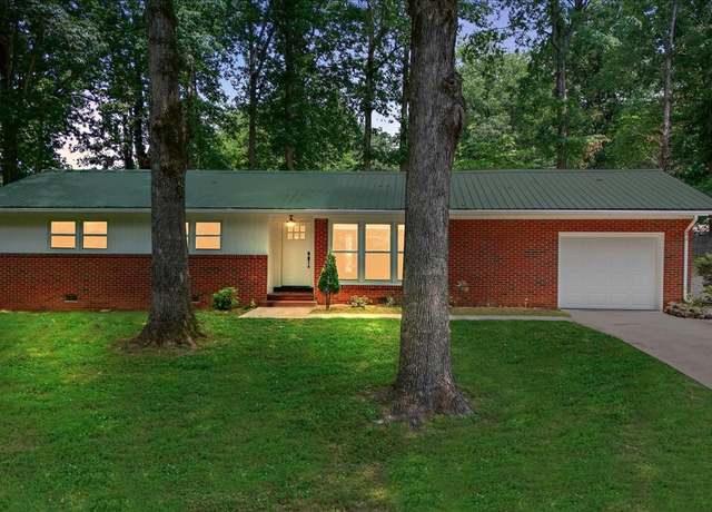 Property at 304 Oakwood Dr, Lawrenceburg, TN 38464, 3 beds, 2 baths