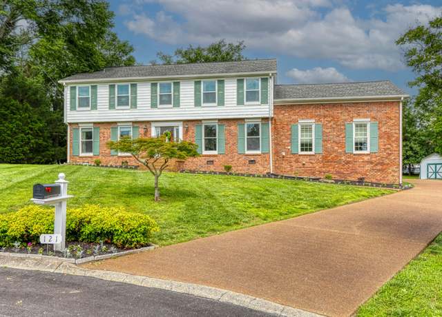 Property at 121 E Ervin Dr, Hendersonville, TN 37075, 4 beds, 3.5 baths