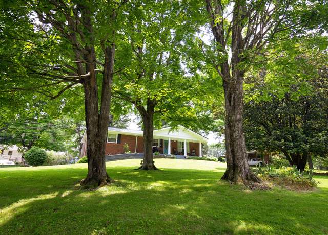 Property at 203 Grandview Dr, Dickson, TN 37055, 3 beds, 2 baths