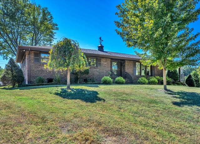 Property at 104 Lake Circle Dr, Dickson, TN 37055, 4 beds, 3 baths