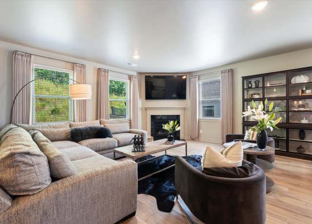 Property at 1097 Pebble Run Rd, Hendersonville, TN 37075, 4 beds, 3 baths