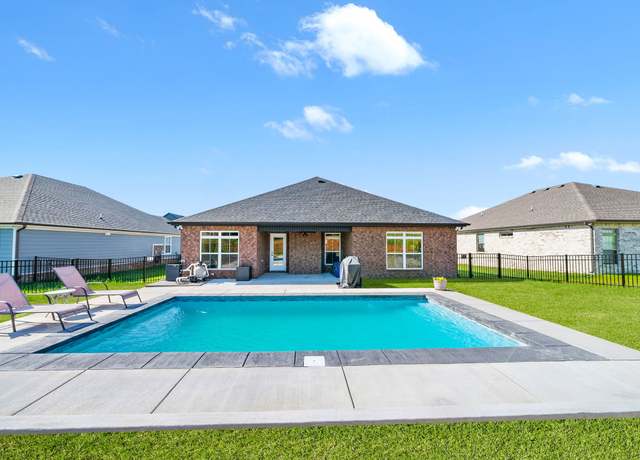 Property at 313 Frontier Dr, Clarksville, TN 37043, 3 beds, 2 baths