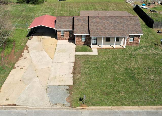 Property at 804 Fairlawn Dr, Bolivar, TN 38008, 4 beds, 3 baths