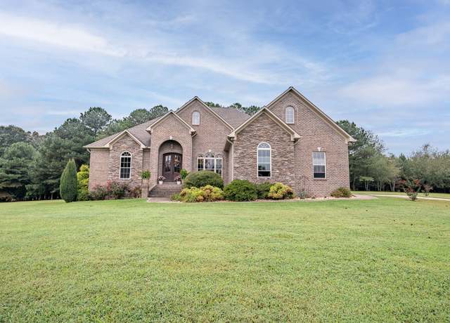 Property at 786 Hillview Dr, Lawrenceburg, TN 38464, 4 beds, 3.5 baths