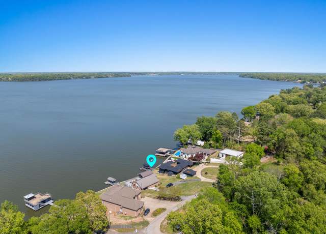 Property at 105 Lake View Dr, Muscle Shoals, AL 35661, 4 beds, 3.5 baths