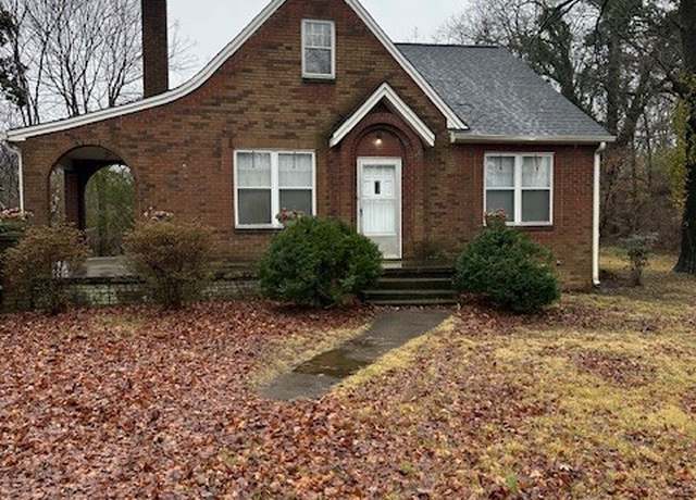 Property at 1460 Golf Club Ln, Clarksville, TN 37040, 4 beds, 2 baths