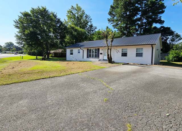 Property at 418 W Main St, Hohenwald, TN 38462, 3 beds, 2 baths