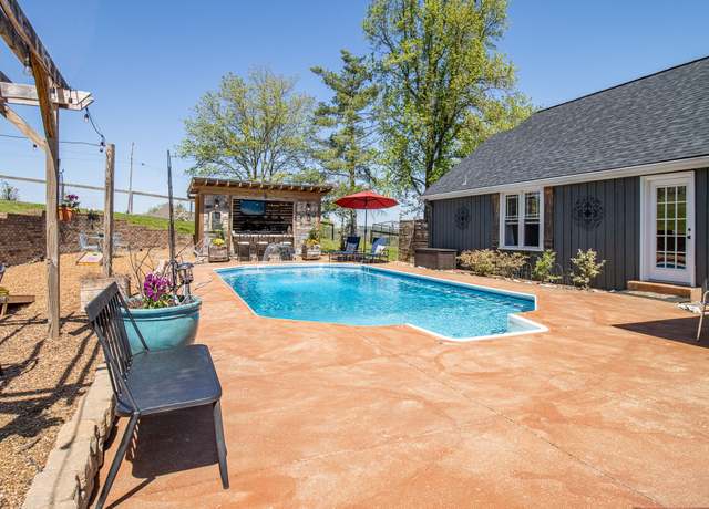 Property at 1633 Saundersville Rd, Hendersonville, TN 37075, 4 beds, 3 baths