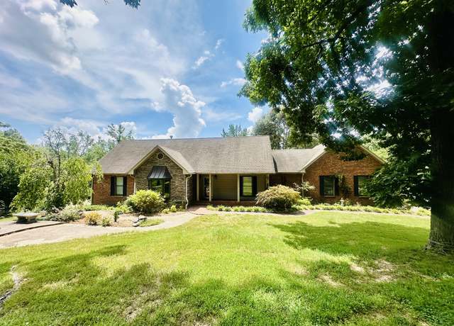 Property at 911 Stephen Dr, Clarksville, TN 37043, 5 beds, 3.5 baths