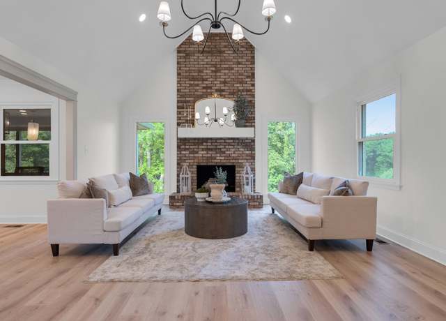 Property at 313 Fairway Dr, Clarksville, TN 37043, 4 beds, 3.5 baths