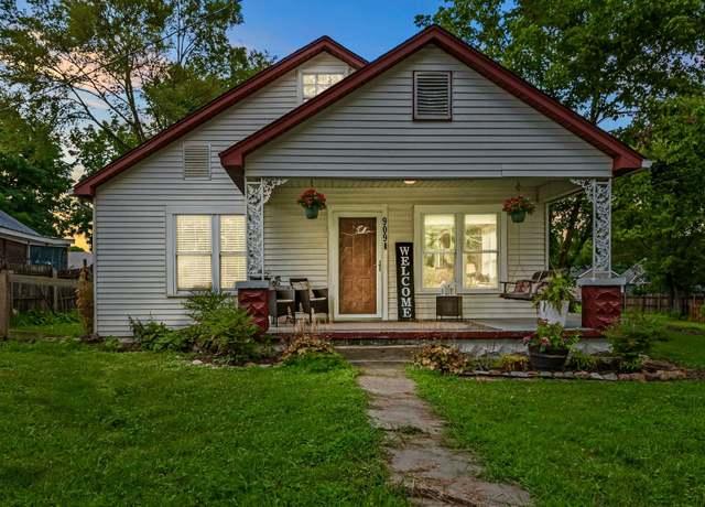 Property at 909 W 1st St, Dickson, TN 37055, 3 beds, 2 baths