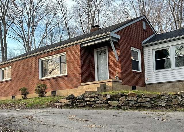 Property at 131 Oak St, Ashland City, TN 37015, 4 beds, 2.5 baths