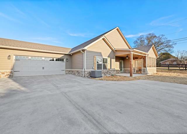 Property at 54 Maddox Ln, Chatsworth, GA 30705, 2 beds, 2.5 baths