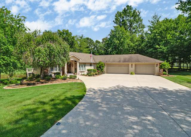 Property at 44 Inwood Ct, Crossville, TN 38558, 4 beds, 3.5 baths