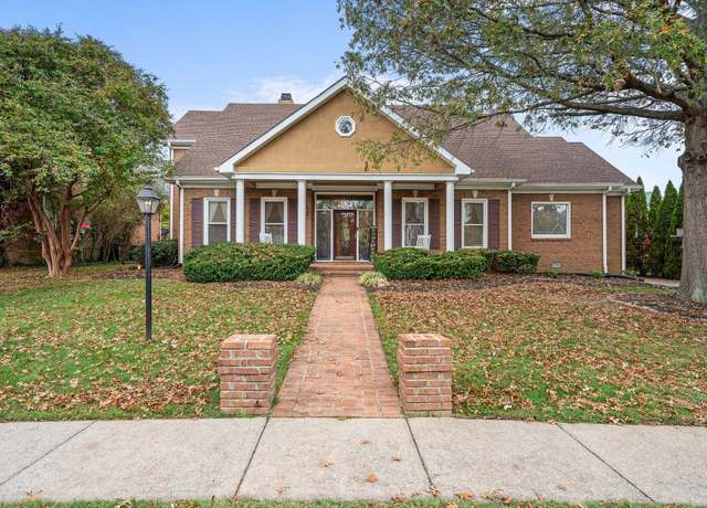 Property at 135 N Country Club Dr, Hendersonville, TN 37075, 4 beds, 3.5 baths