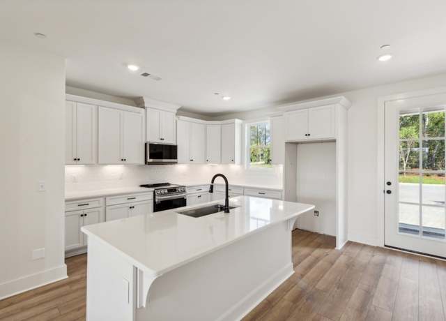 Property at 412 Perch St, Hendersonville, TN 37075, 2 beds, 2.5 baths