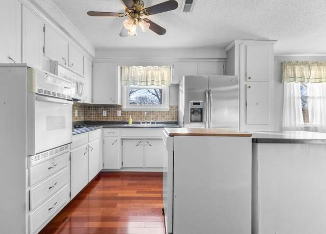 Property at 109 Preston Dr, Clarksville, TN 37042, 3 beds, 1.5 baths