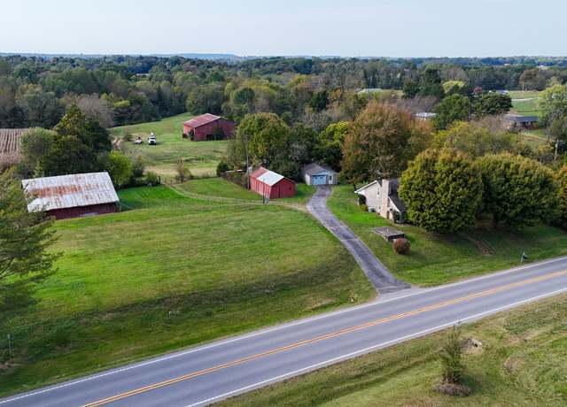 Property at 7635 Scottsville Rd, Lafayette, TN 37083, 3 beds, 1.5 baths