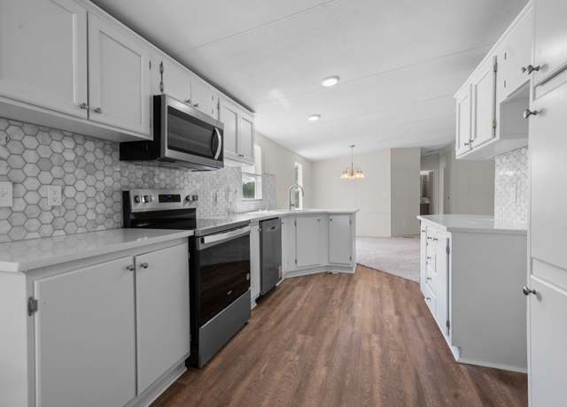 Property at 405 Briarwood Rd, Clarksville, TN 37040, 3 beds, 2 baths