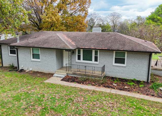 Property at 137 Maple Dr, Hendersonville, TN 37075, 3 beds, 3.5 baths